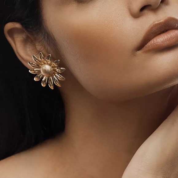 New Anthropologie Daisy Stud Earrings Gold Earrings - Picture 1 of 3